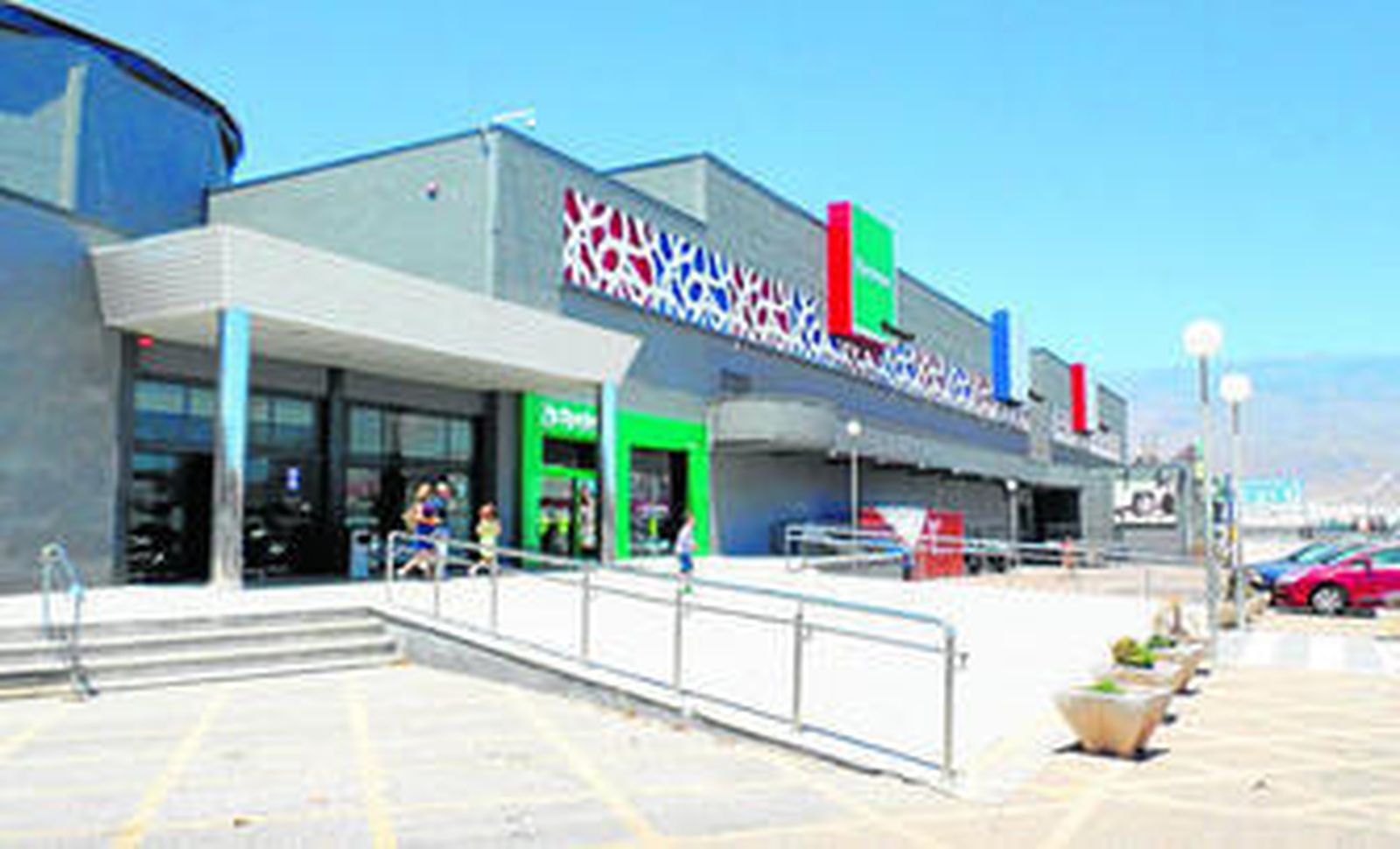 Fachada exterior del centro comercial COPO, en El Ejido, tras la remodelación sufrida a finales del año pasado.