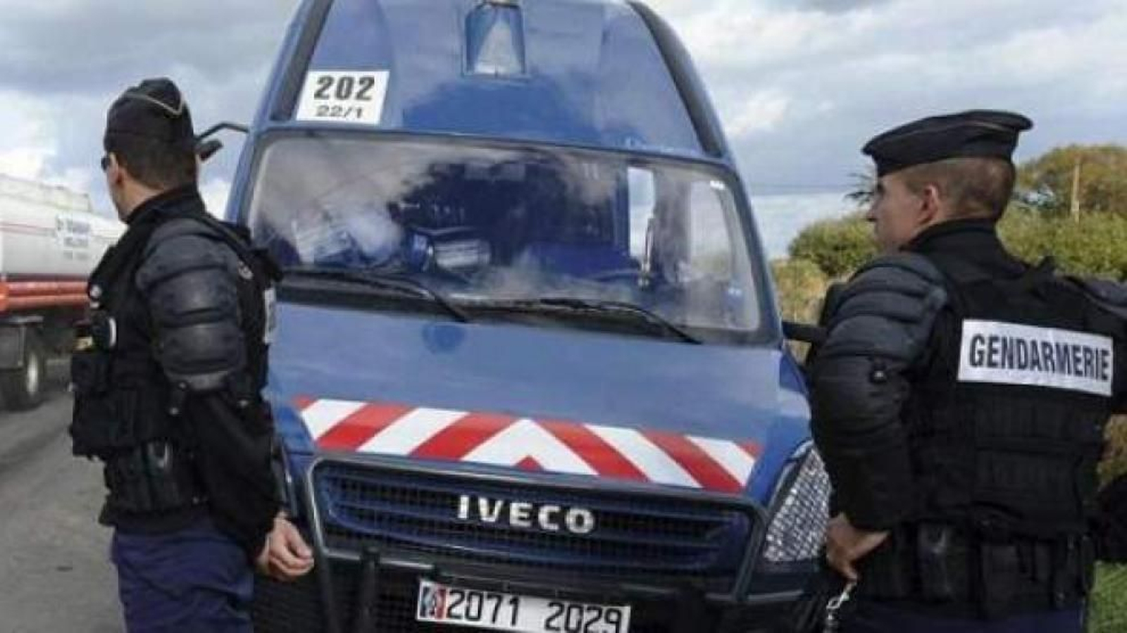Imagen de dos gendarmes franceses