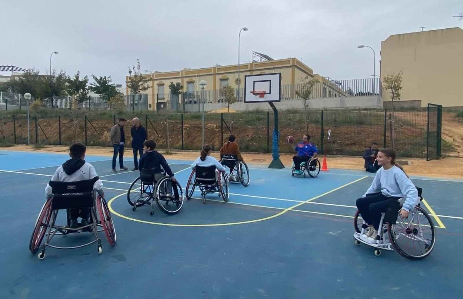 Actividad para concienciar sobre la discapacidad en un centro de Alcalá de Guadaíra