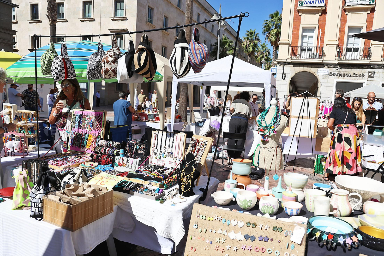 Imágenes del Rastrillo solidario de la Fundación Laberinto