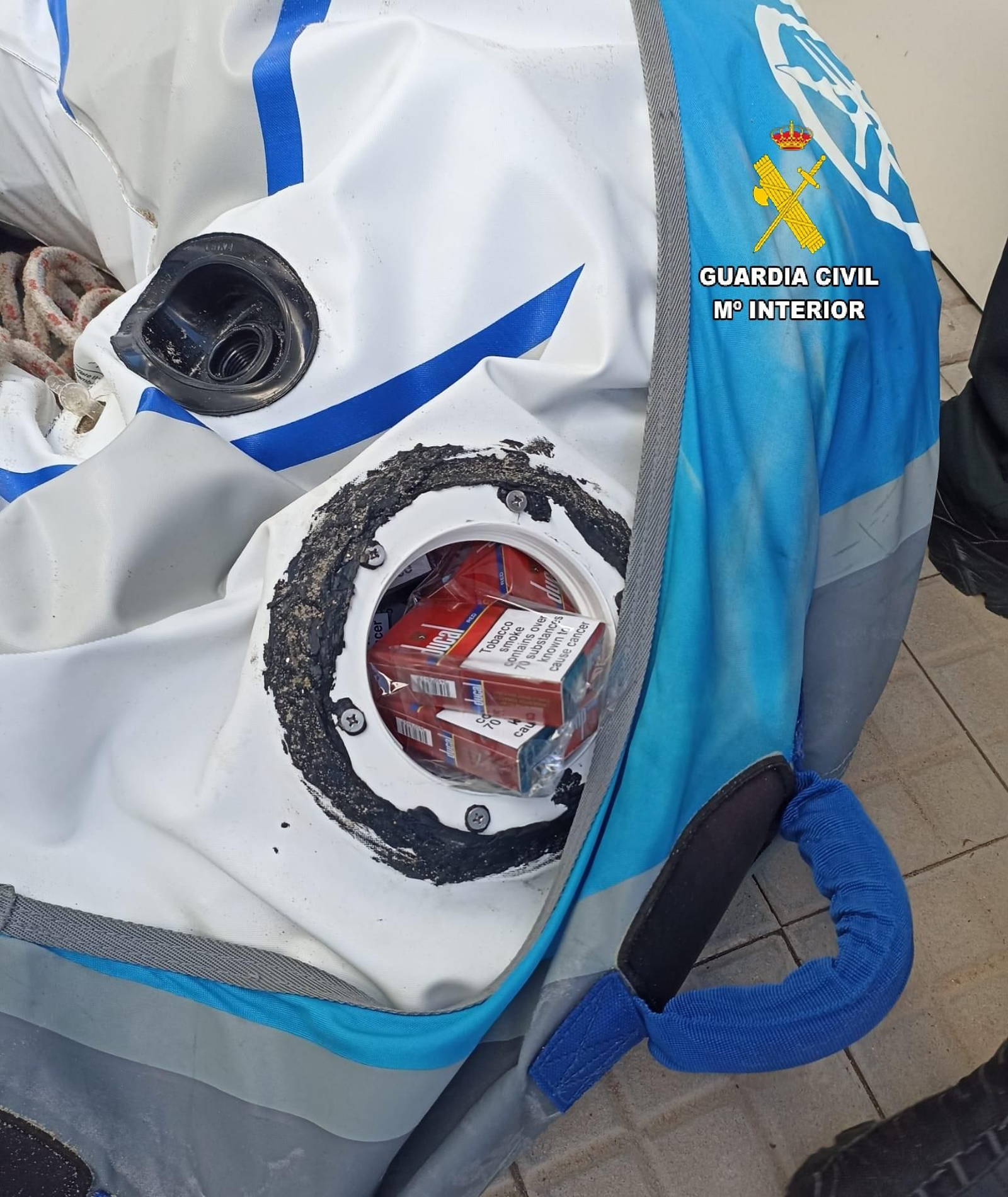 Un flotador en forma de donut con 1.250 cajetillas de tabaco de contrabando procedente de Gibraltar.
