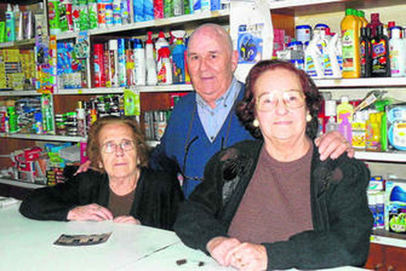 Carmen Lozano, Marcos González y María Soler al lado de una fotografía de la droguería más antigua de Almería (1942).
