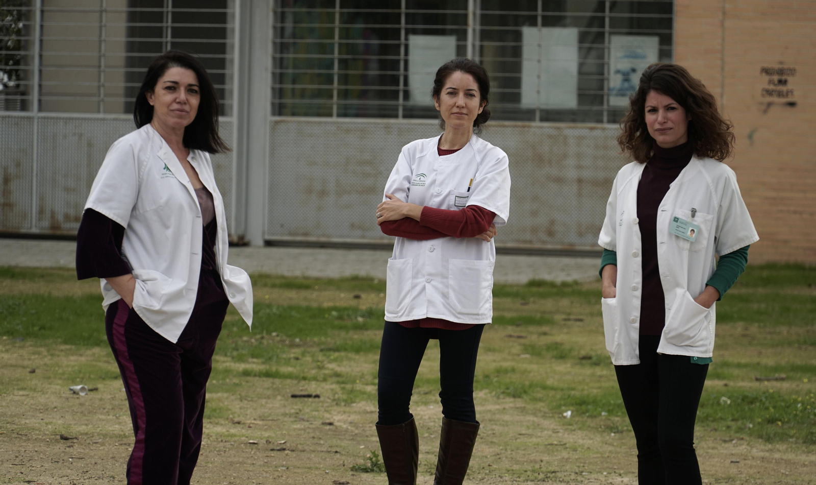 La psicóloga clínica del grupo provincial del distrito sanitario Sevilla junto a otras dos integrantes del equipo.