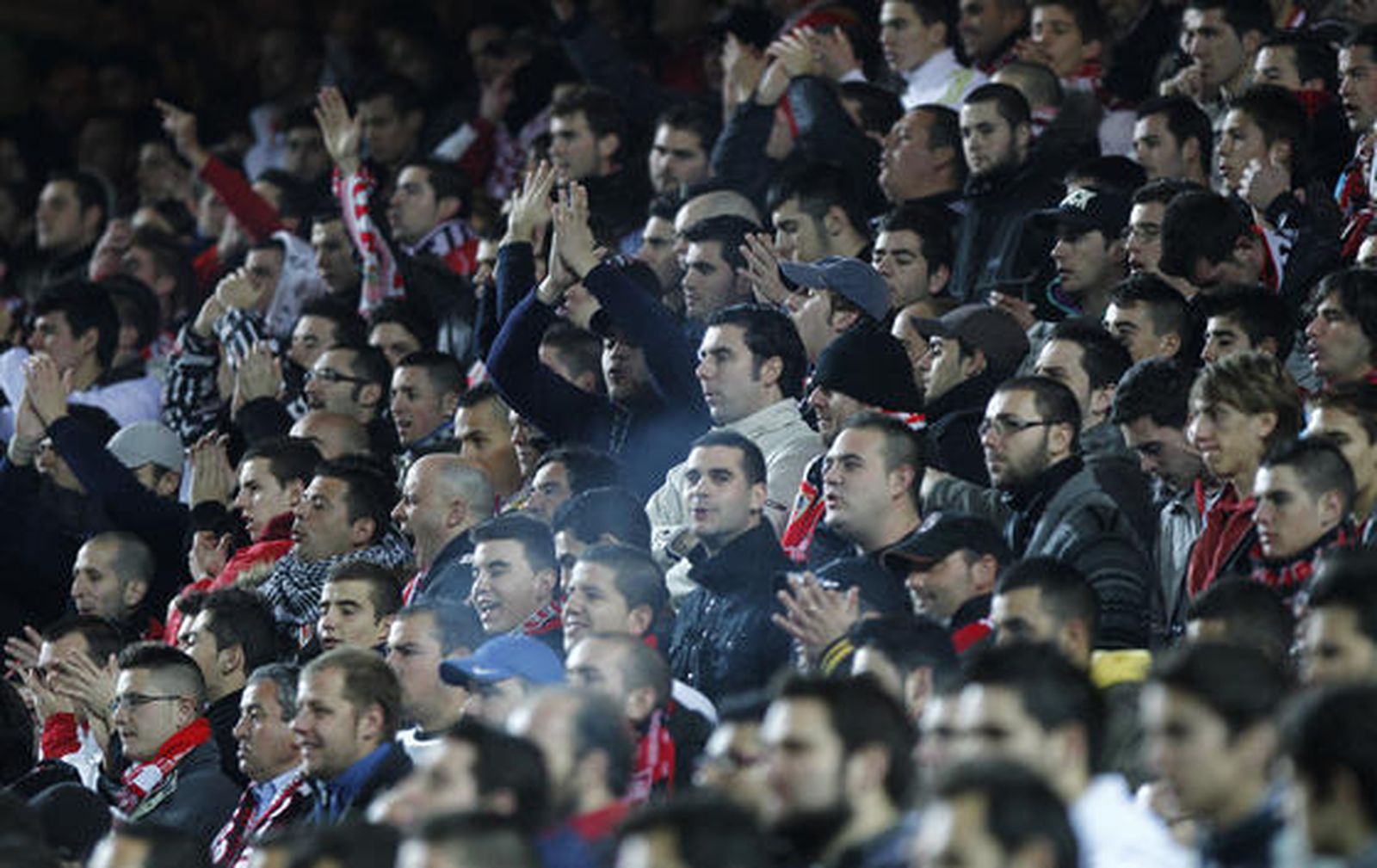 Tres goles de Luis Fabiano devuelven la alegría a los de Nervión en Liga.

Foto: Antonio Pizarro