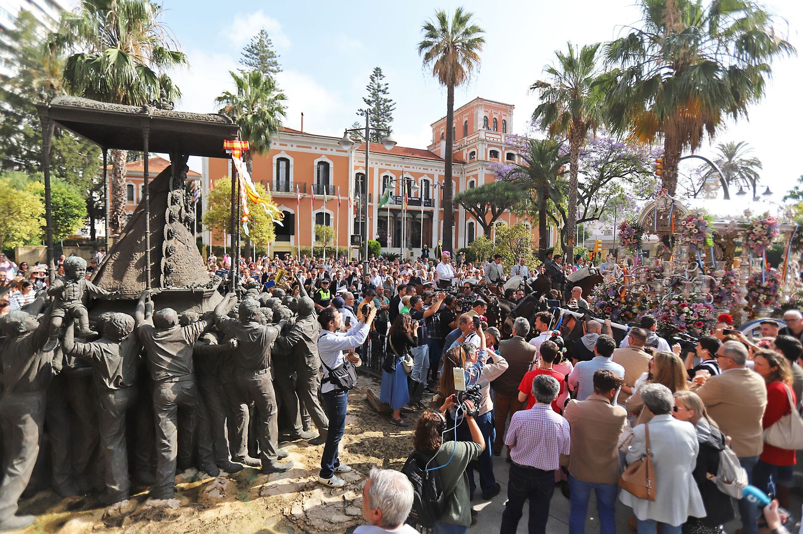 El Rocío 2023: Imágenes de la Hermandad de Emigrantes en su salida de Huelva
