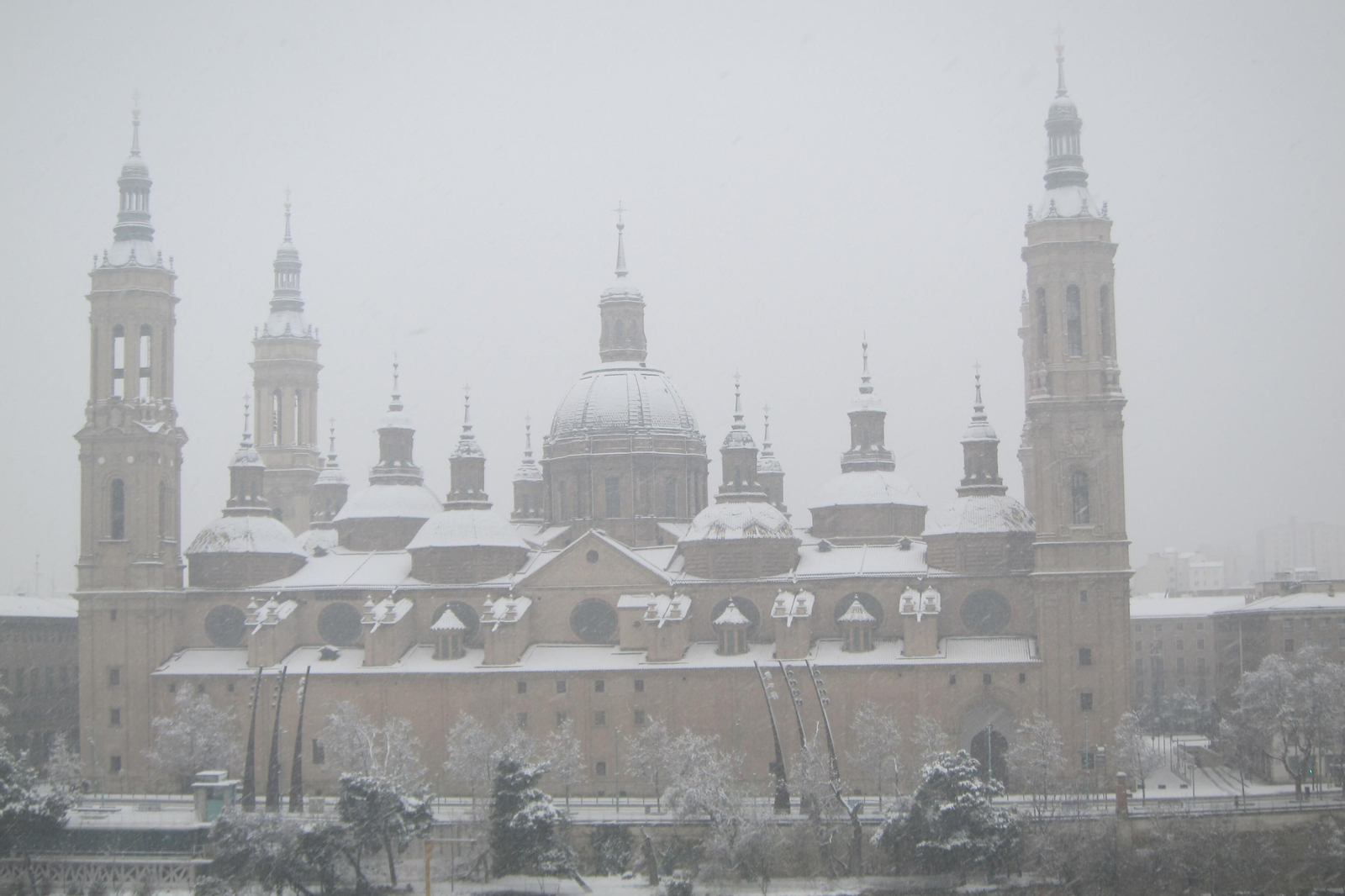 El segundo día del temporal 'Filomena' en imágenes: más nieve y caos