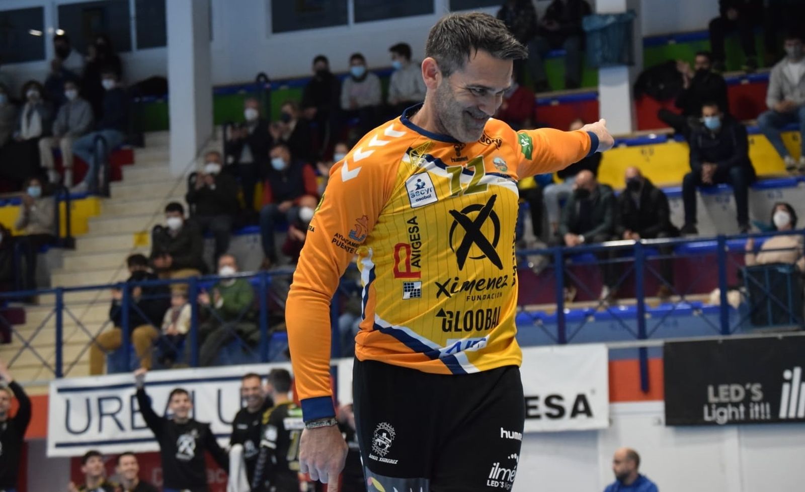 Álvaro de Hita festeja una de sus paradas con sus compañeros del banquillo.