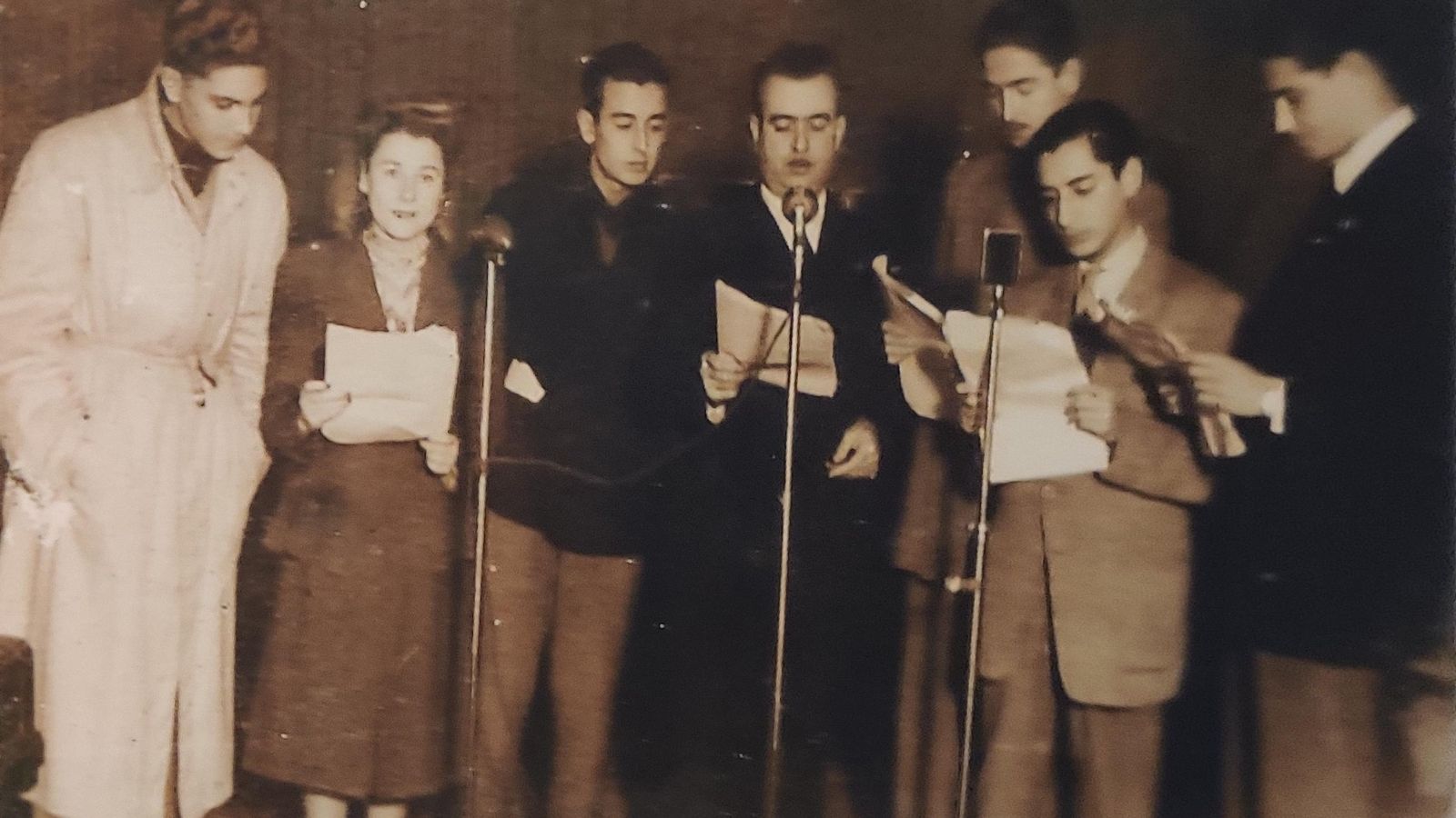 Emisión de una radionovela desde los estudios de la EAJ-59 tras la Guerra Civil.