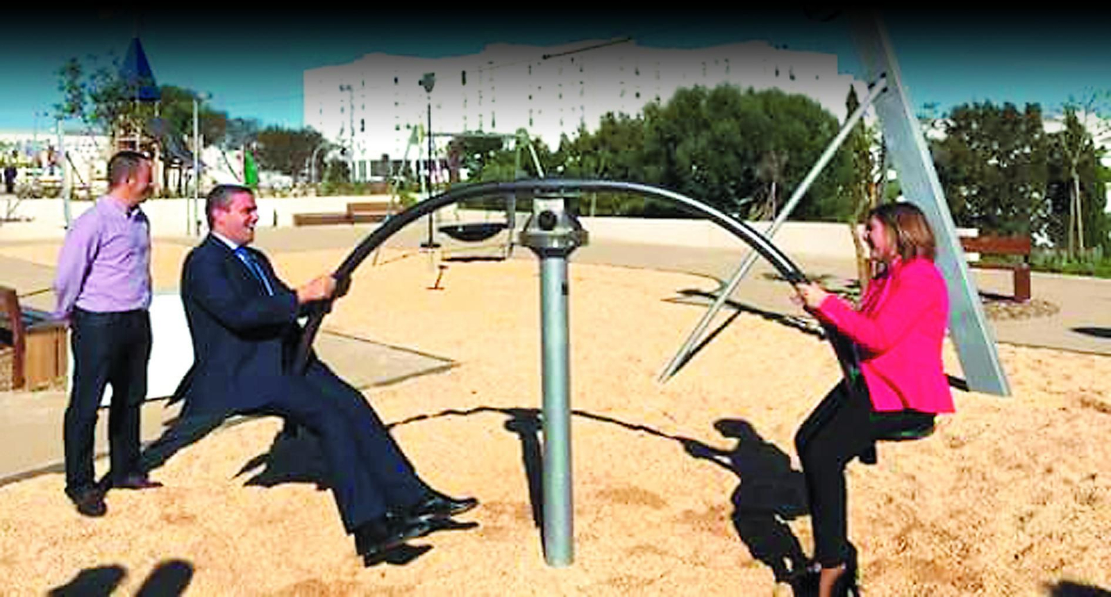 Pepe Ortiz (PP) e Irene García, secretaria provincial del PSOE, columpiándose en un parque de Vejer en 2015. A la izquierda, Lolo Flor, quien relevó a Ortiz en la Alcaldía a finales de 2019.