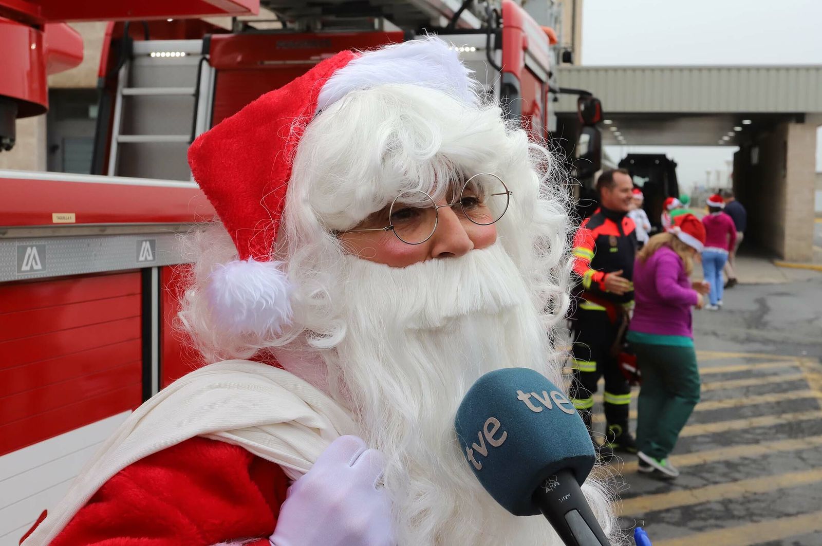 Imágenes de la visita de Papá Noel a los niños del hospital Juan Ramón Jiménez