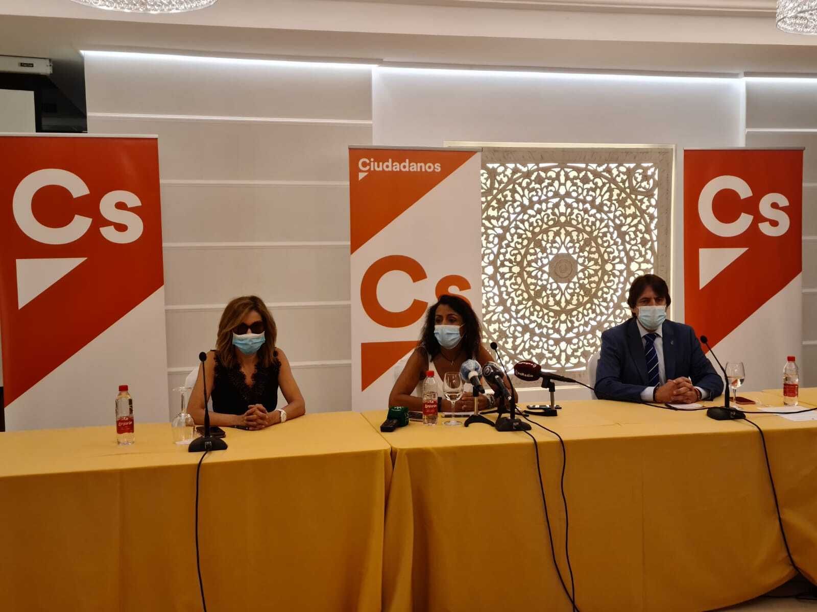 La diputada de Ciudadanos (Cs) por Almería en el Parlamento andaluz y portavoz de la formación naranja en la provincia se ha reunido con los representantes de las organizaciones agrarias.