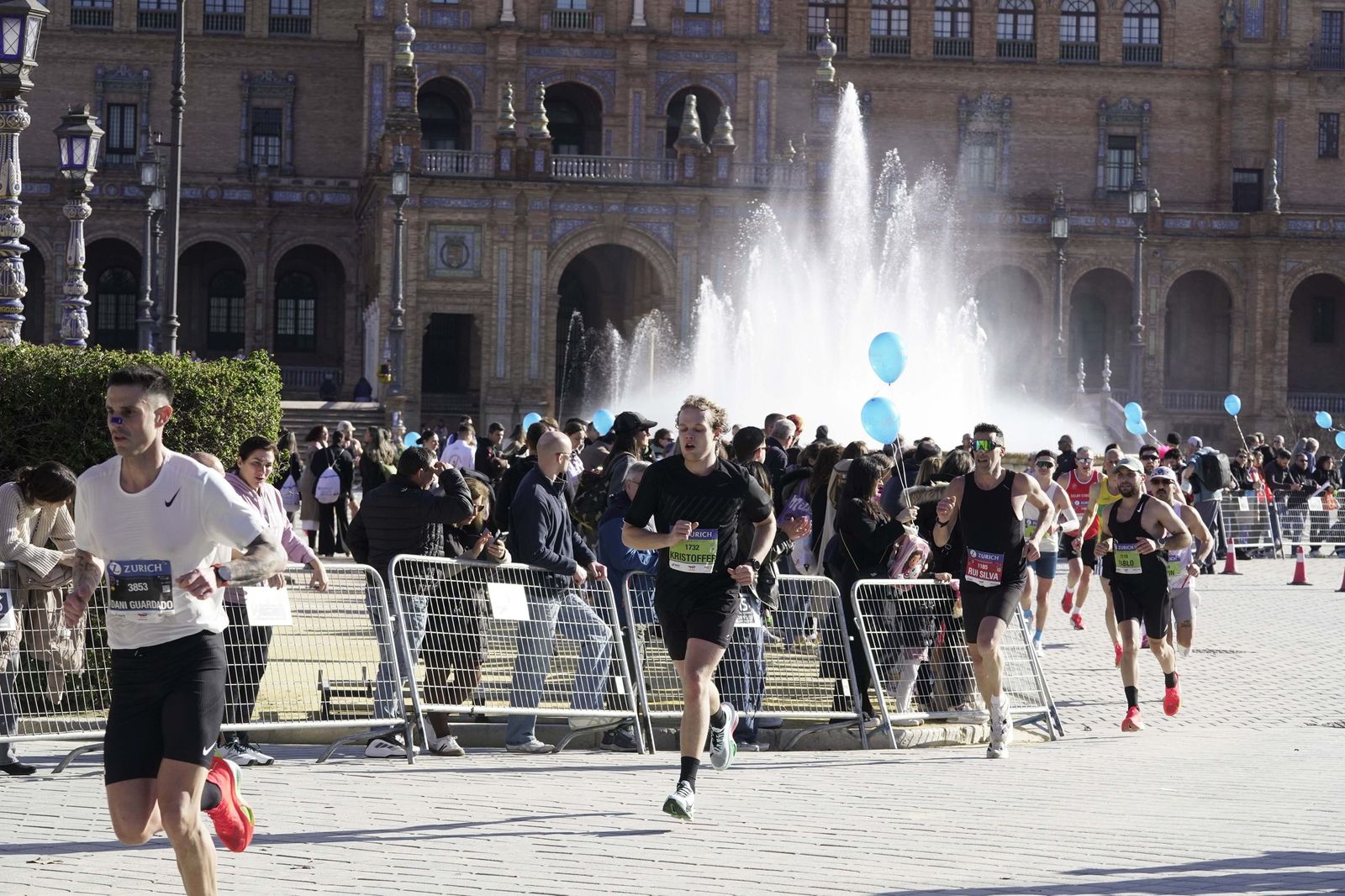 El Zúrich Maraton de Sevilla 2026 en la Plaza de España, galería 1