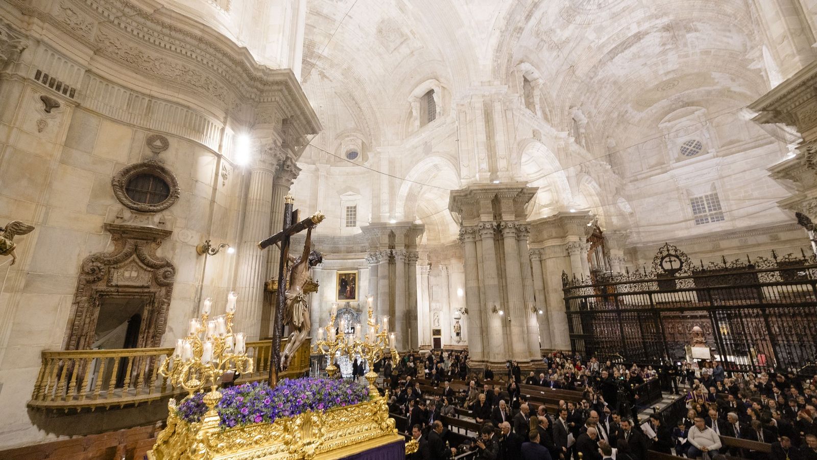 Las imágenes del vía crucis del Cristo de la Misericordia, de la hermandad de La Palma, a la Catedral