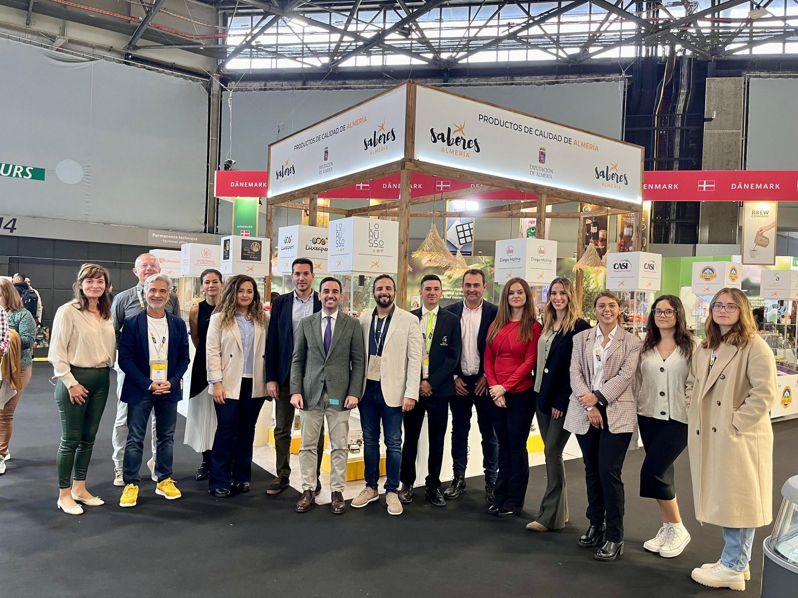 La delegación almeriense, en el stand de Sabores en la feria parisina.