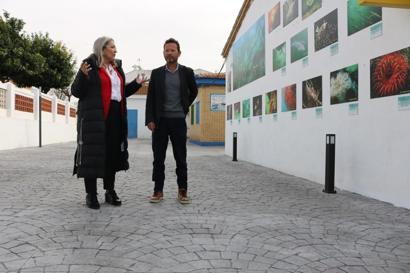 La alcaldesa de la Cartaya y el teniente de alcaldesa en la visita a la Casa de las Sirenas