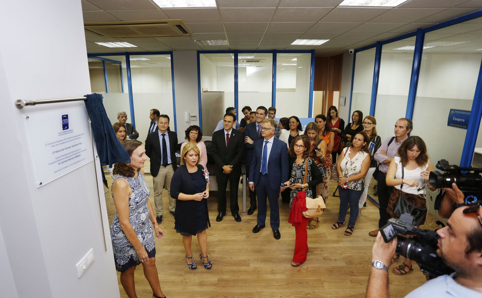 Carmen Romero y la alcaldesa Mamen Sánchez descubren la placa conmemorativa del nuevo centro, ayer.