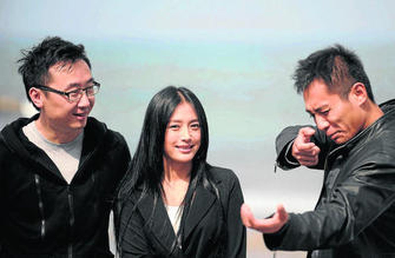 Chuan, a la izquierda, junto a los actores Liu Ye y Qin Lan, ayer, en San Sebastián.
