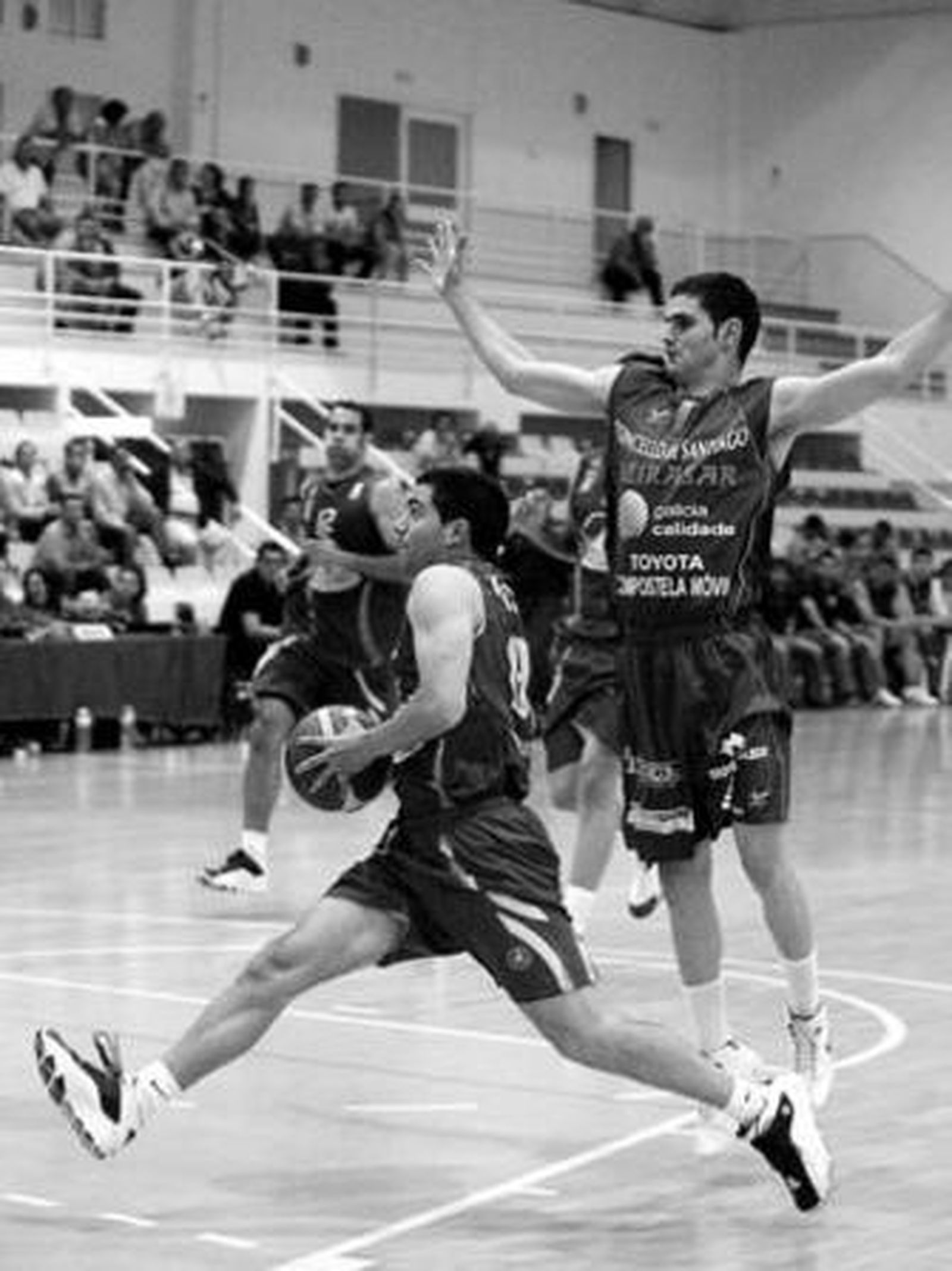 Xavi Vallmajó entra a canasta, defendido por su hermanoJordi.