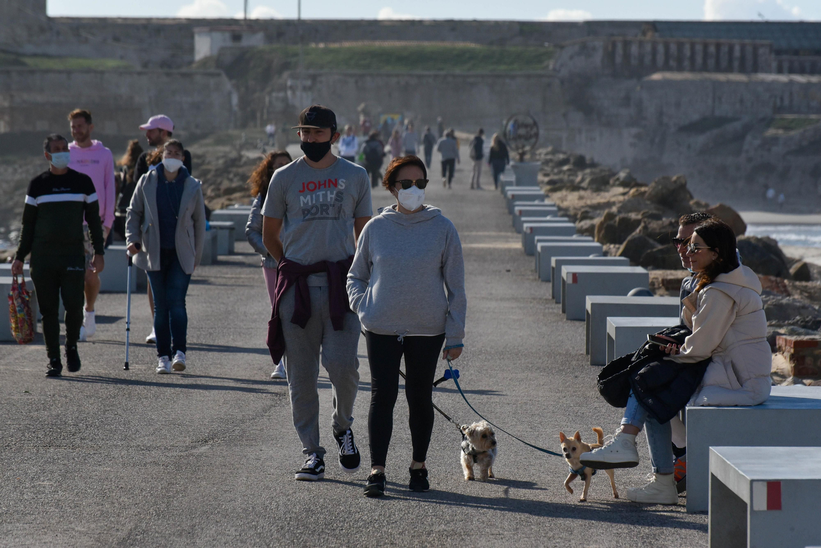 Personas en el camino de la Isla de Tarifa.