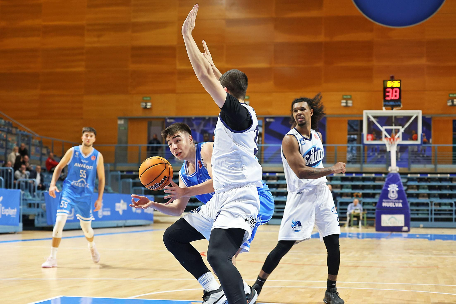 Imágenes del partido de baloncesto entre el Ciudad de Huelva y La Salud Archena