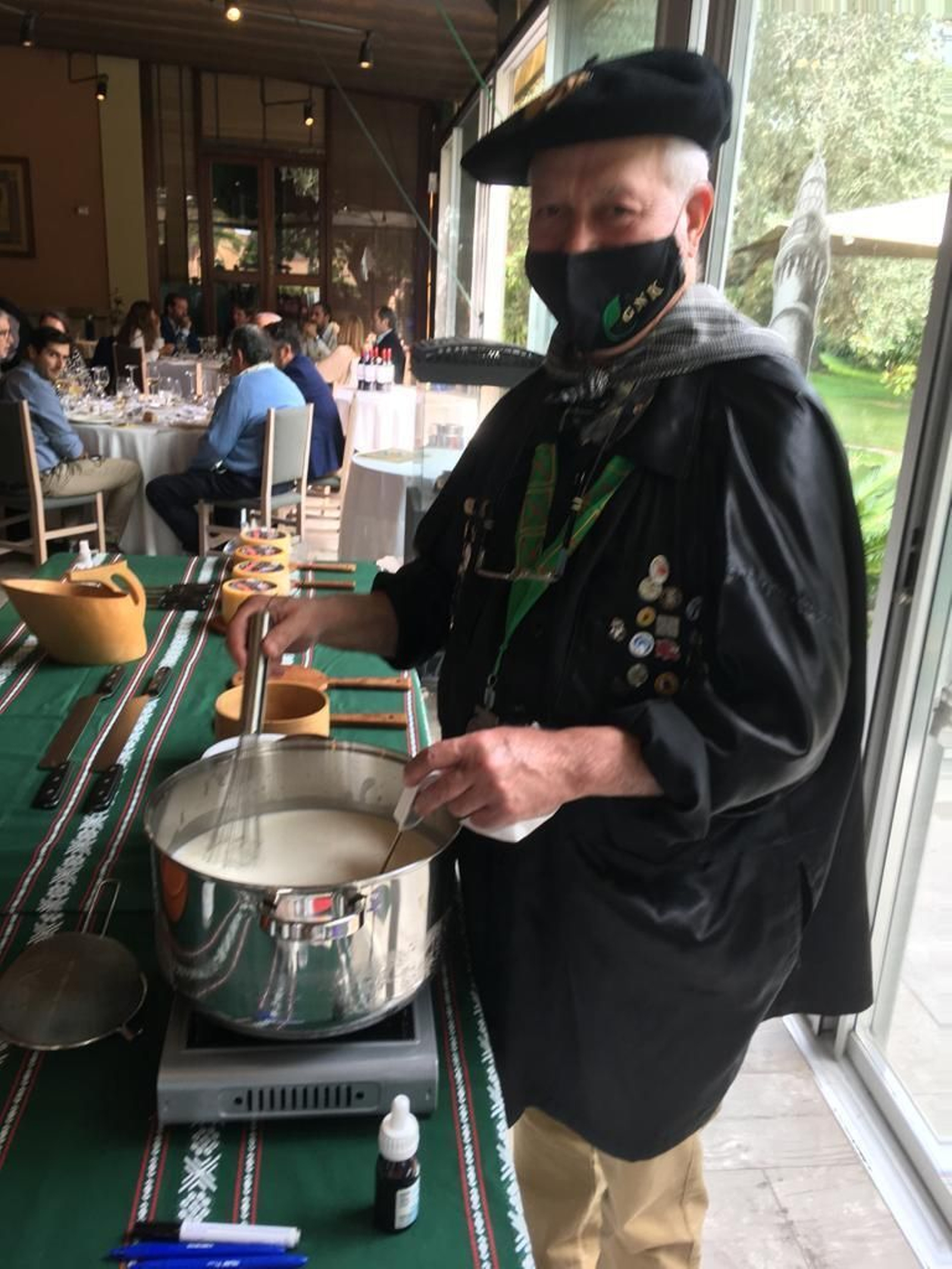 Un miembro de la Cofradía, elaborando el queso de Idiazábal.