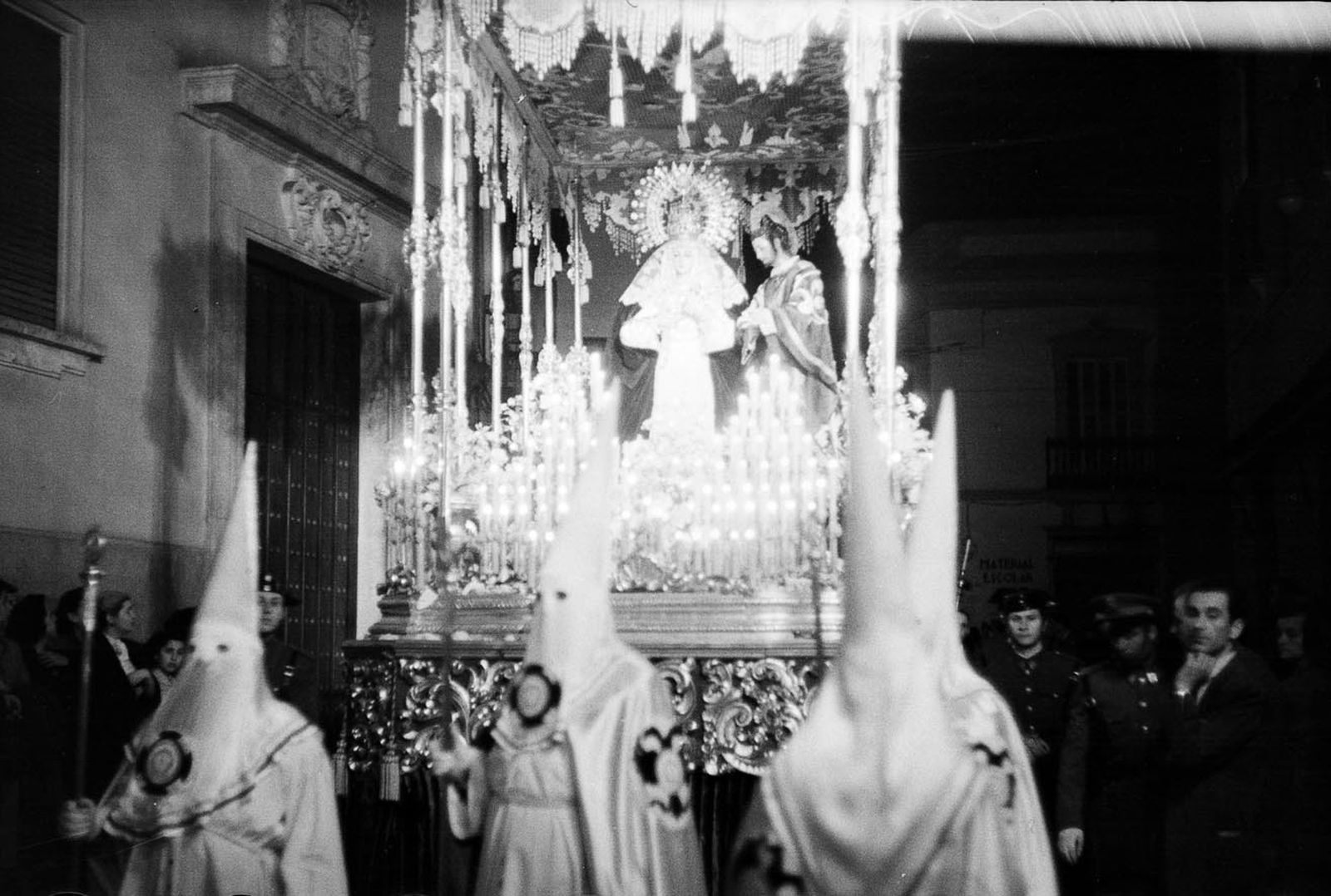 Primitivo paso de la Paz y Esperanza por la calle Alfonso XIII a la altura del Rectorado. La Virgen aparece acompañada de San Juan.