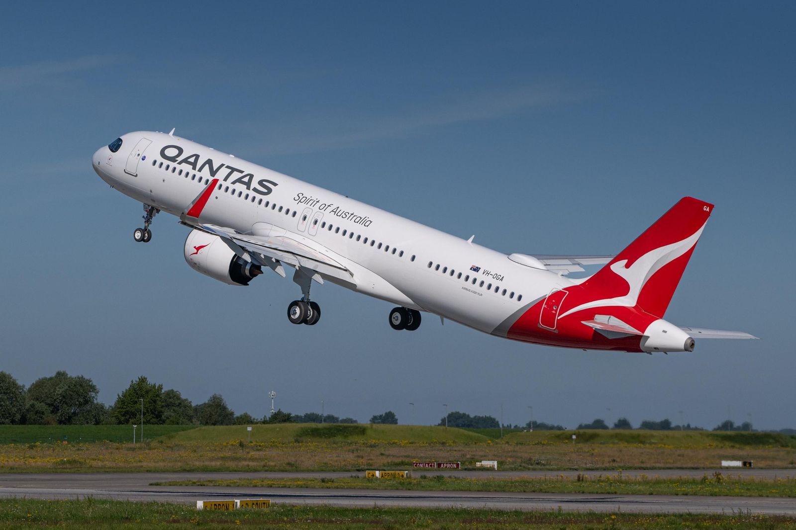 Despegue en Hamburgo de la primera aeronaves A321XLR fabricada por Airbus para Qantas.