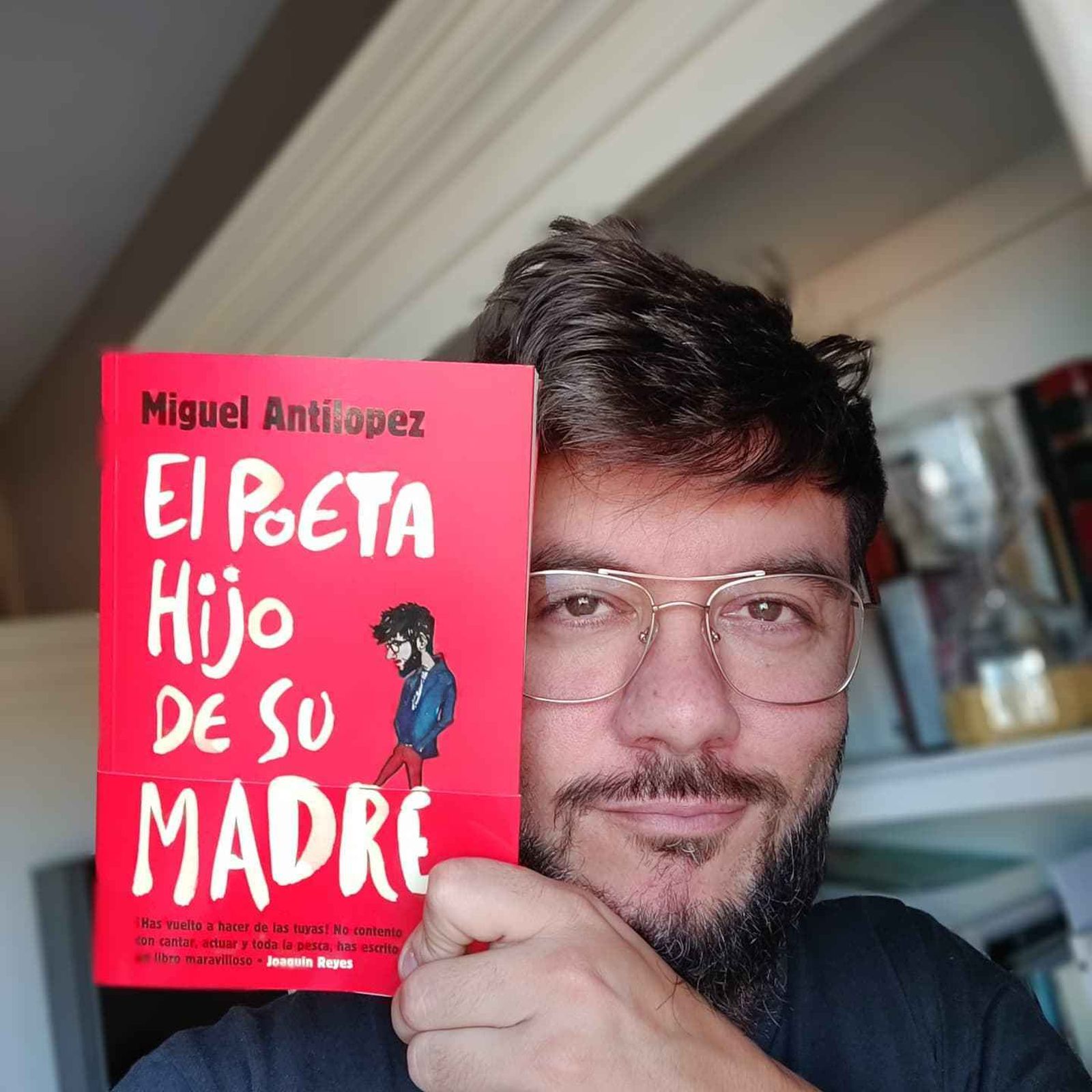 Miguel Ángel Márquez (Mérida, 1981), con un ejemplar de su libro en su casa del Aljarafe sevillano.