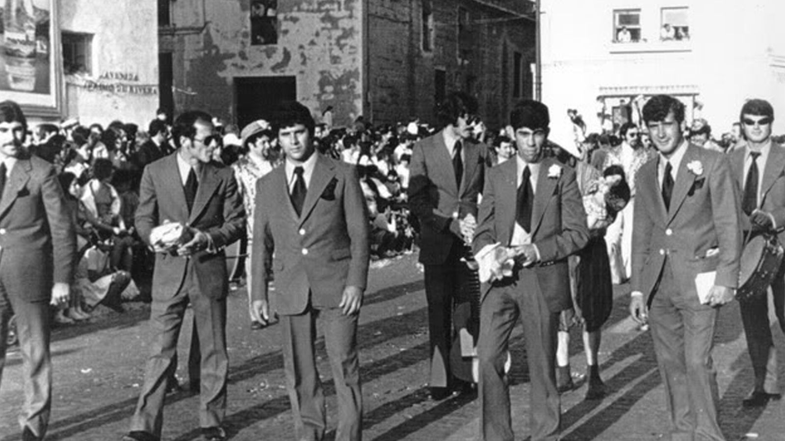 La comparsa portuense 'Los galanes' (1972) en la cabalgata de Cádiz.