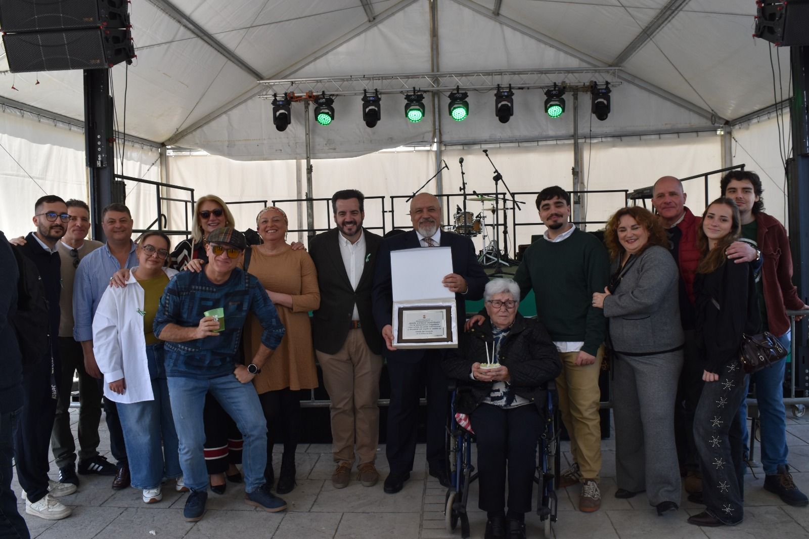 Un momento de la entrega del reconocimiento a Jesús Merino.