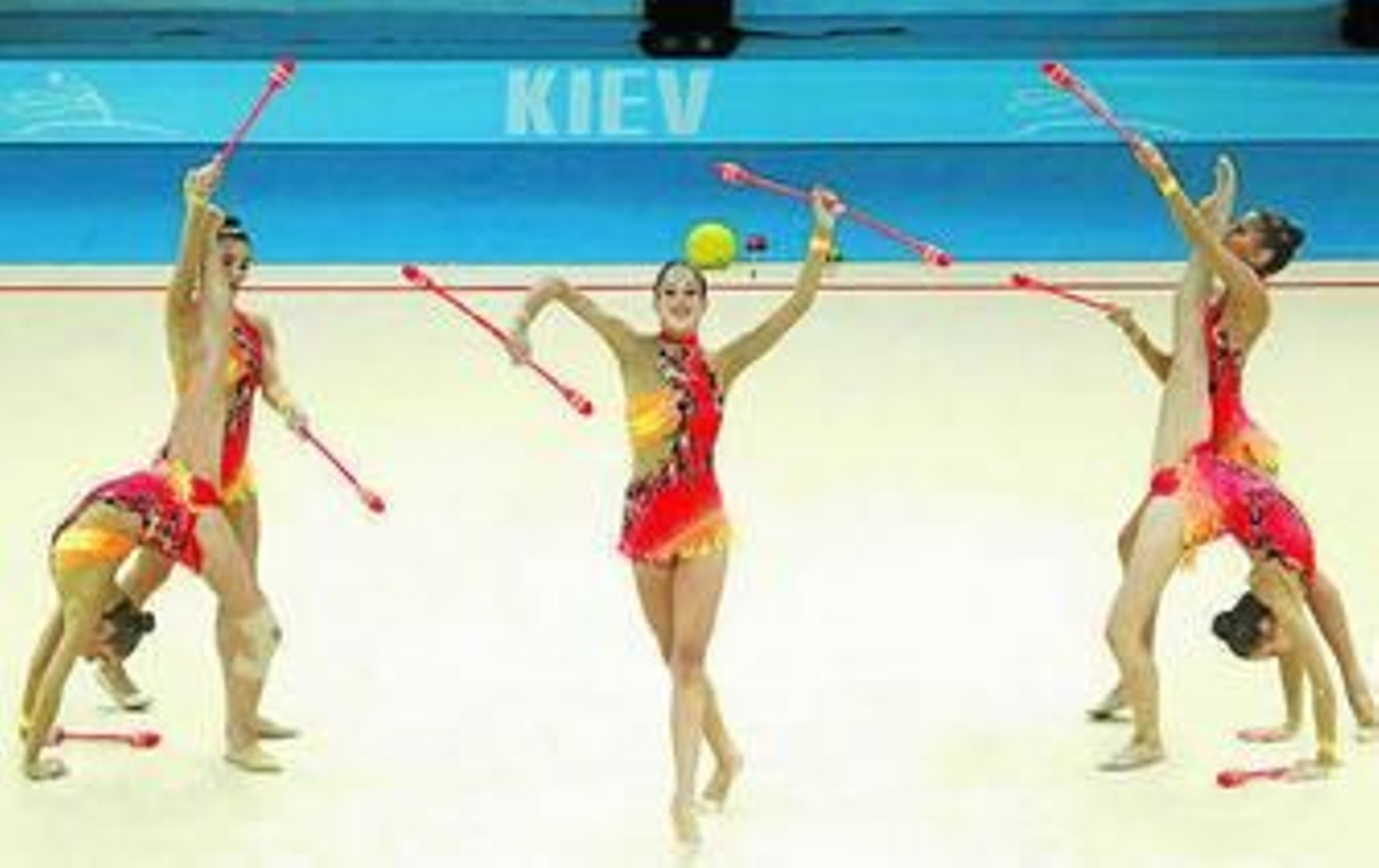 El equipo español, en acción durante el ejercicio de mazas.