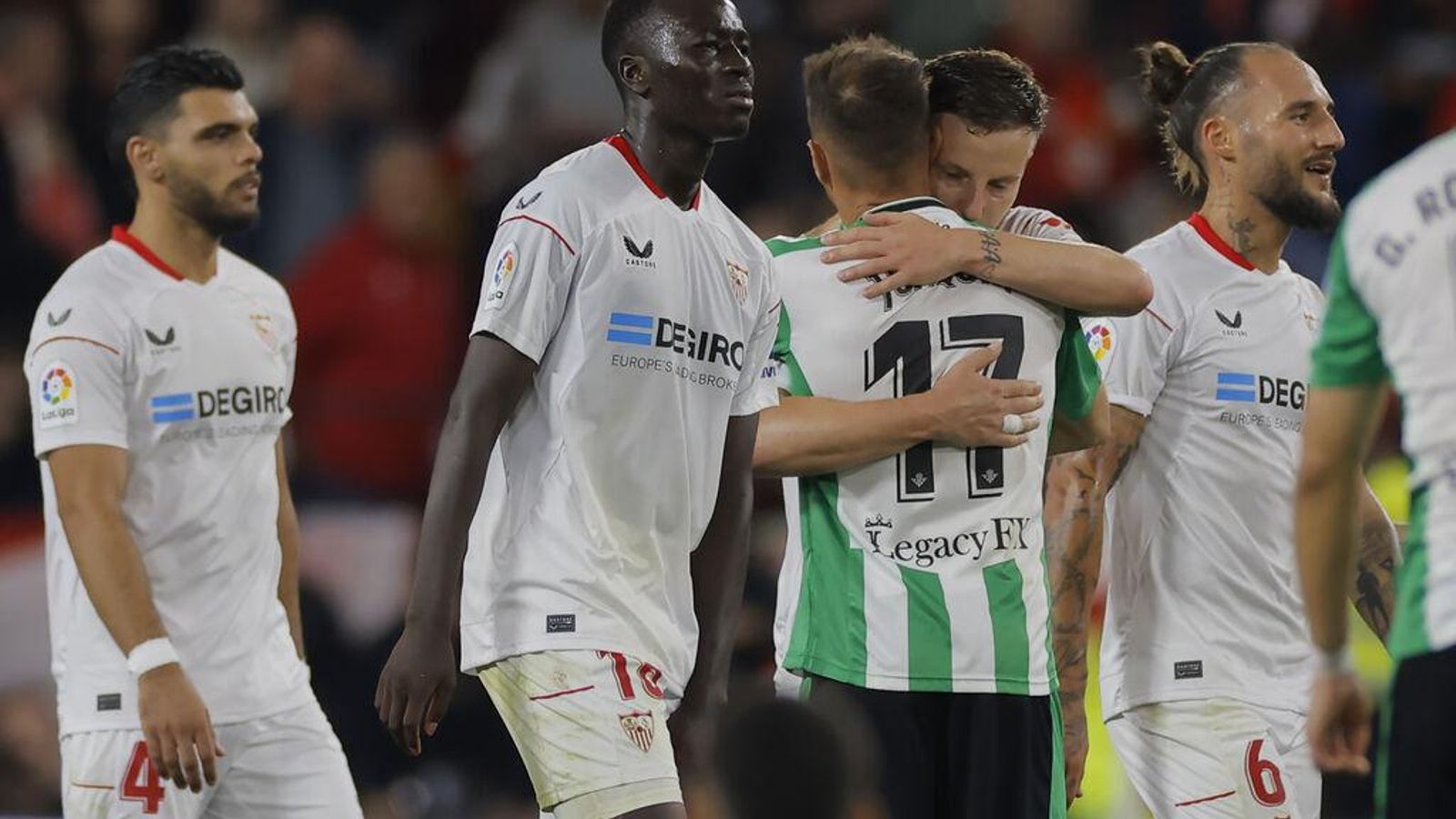 Joaquín y Rakitic se abrazan al final del derbi de Nervión de mayo pasado, el último del portuense.