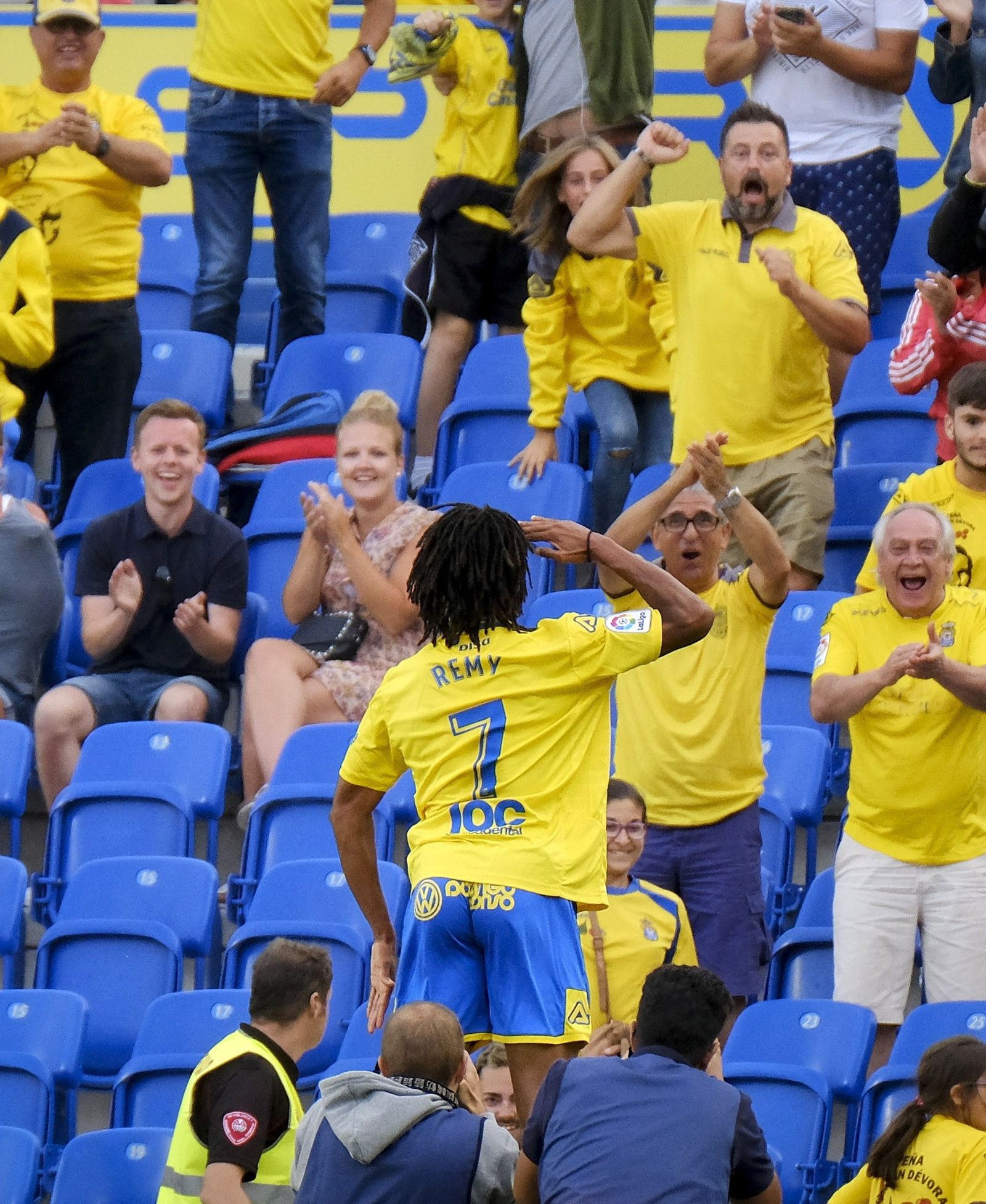 El francés Remy celebra con el público local su bello y decisivo gol.
