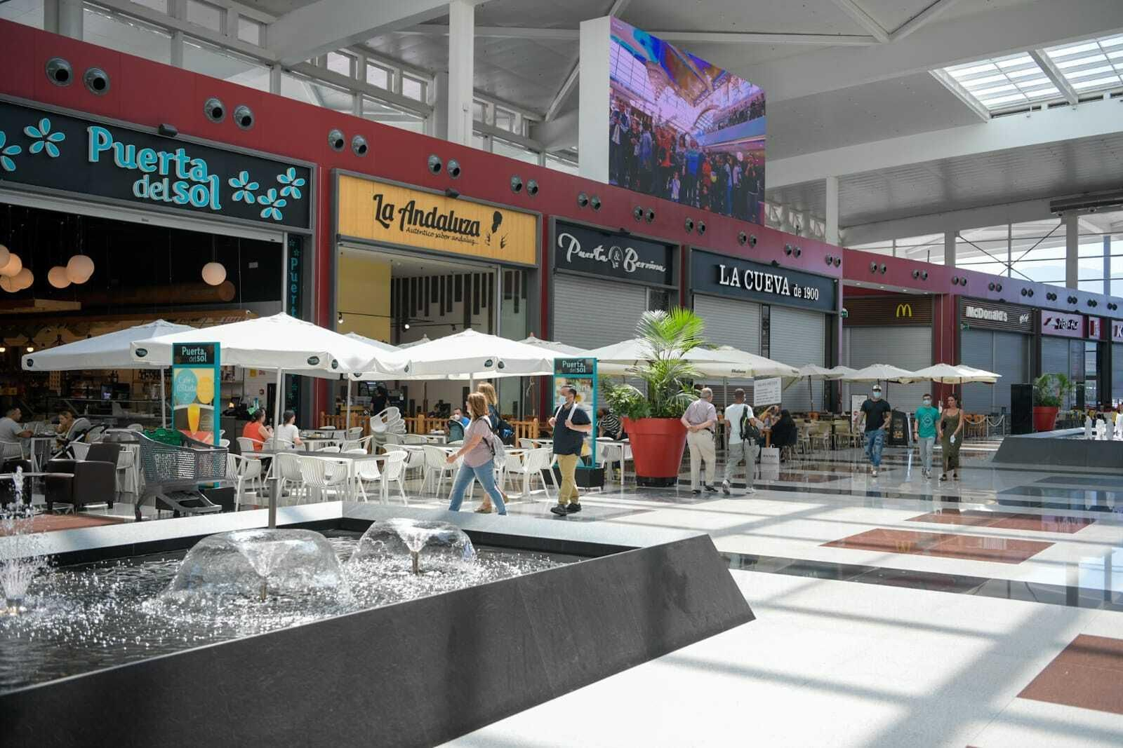 Fotos de la reapertura del centro comercial Nevada Shopping en Granada