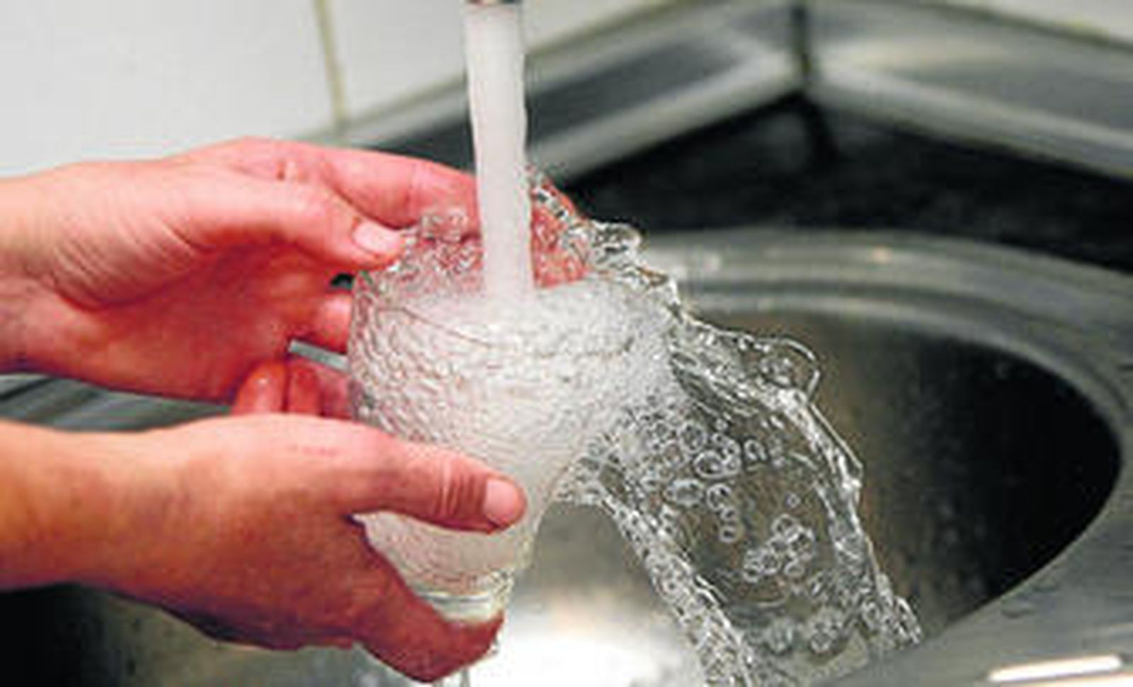 El contador individual permite a una familia ajustar su factura al consumo real de agua.