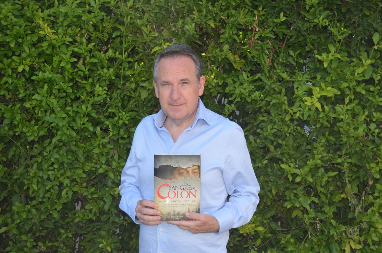 Miguel Ruiz Montañez posa con su nuevo libro, 'La sangre de Colón'.