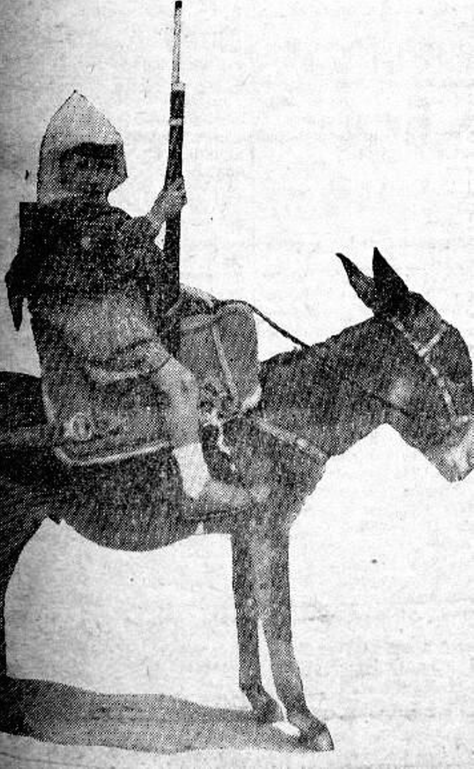 Niño vestido de rifeño, "a la usanza de moro de montaña”.