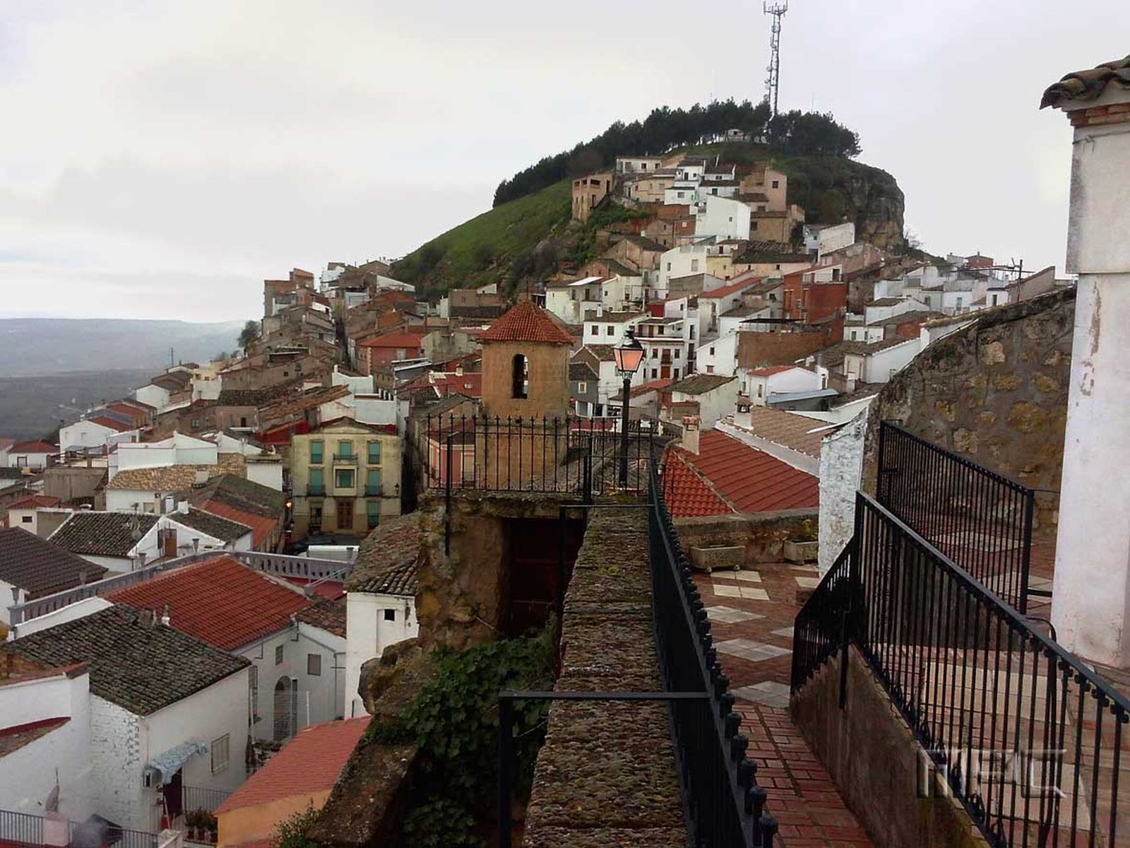 Panorámica del casco histórico de Chiclana de Segura, con su entramado de casas encaladas adaptadas a la ladera y la silueta del cerro coronando el municipio.