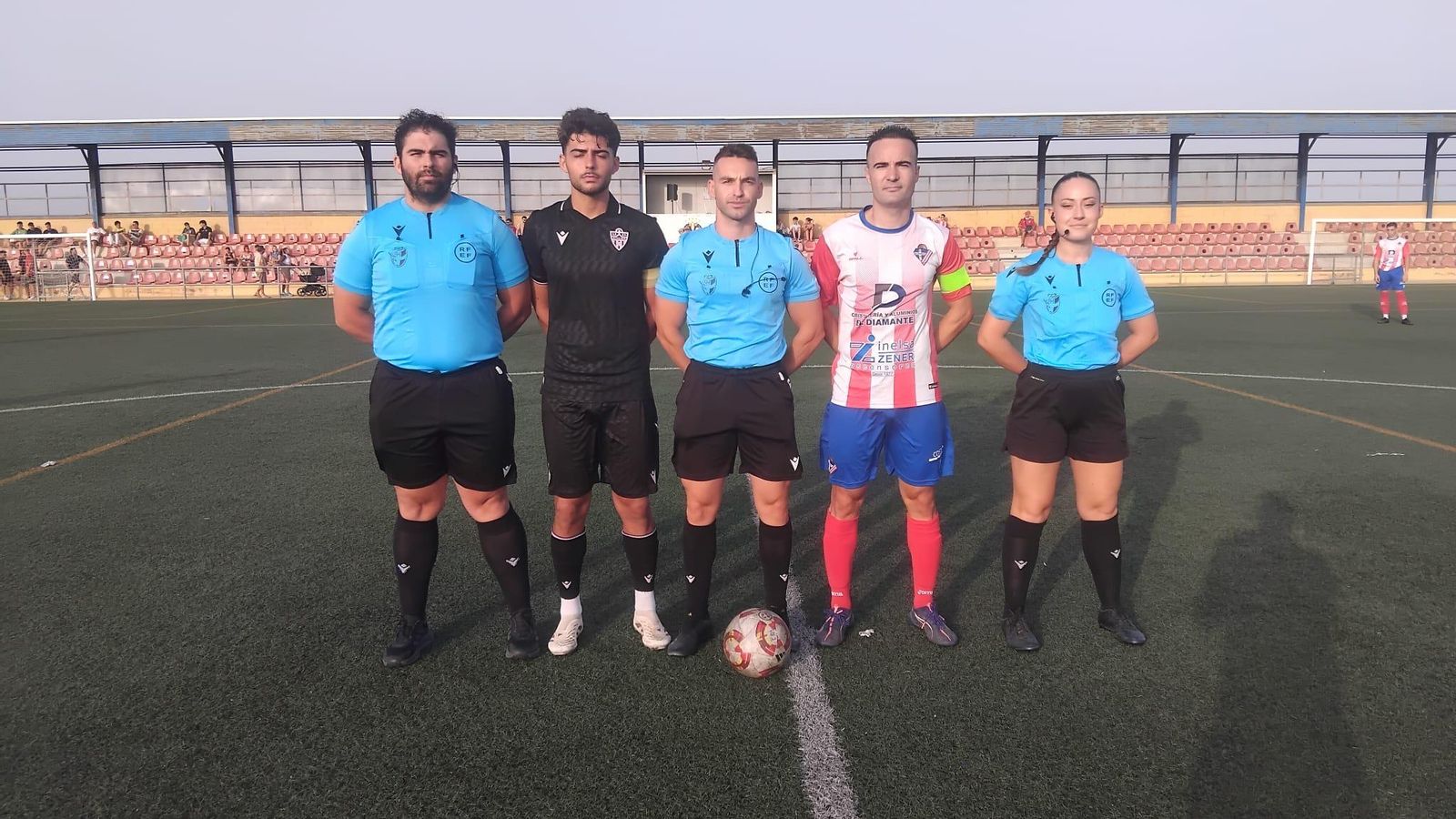 Edu Plá y Linares, capitanes del Almería B y del Poli Almería, posan con el trío arbitral antes de su encuentro de semifinales.