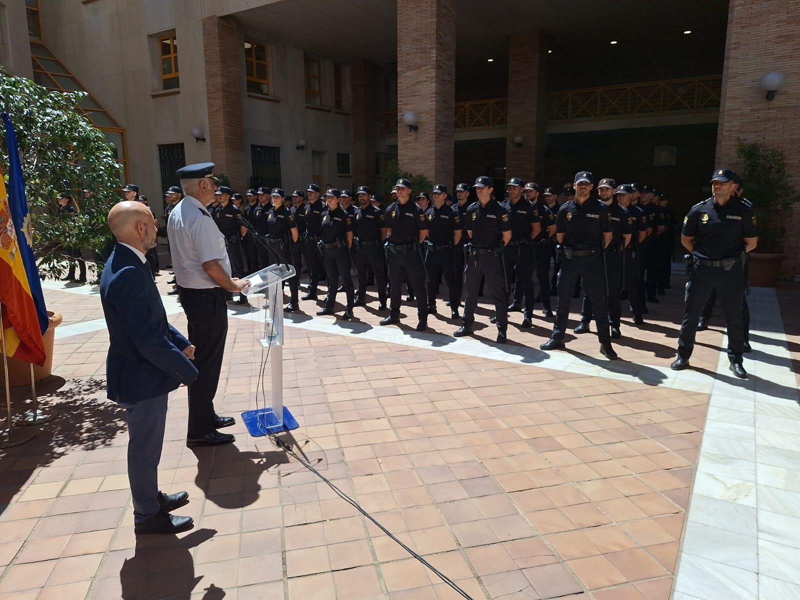 Policías nacionales de refuerzo en el patio de la Comisaría Provincial de Málaga. Policías nacionales de refuerzo en el patio de la Comisaría Provincial de Málaga.