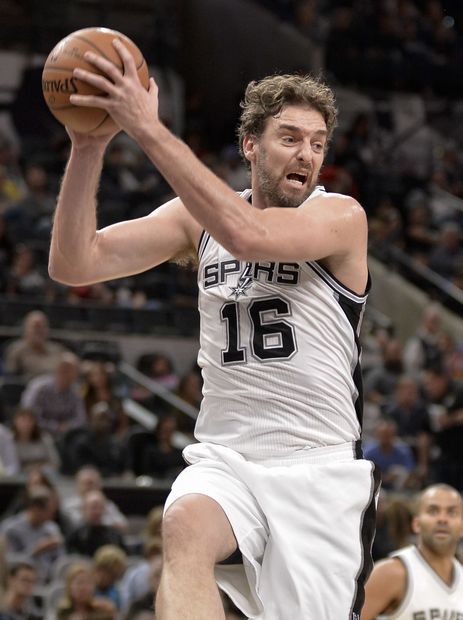 Pau Gasol, en acción ante los Spurs