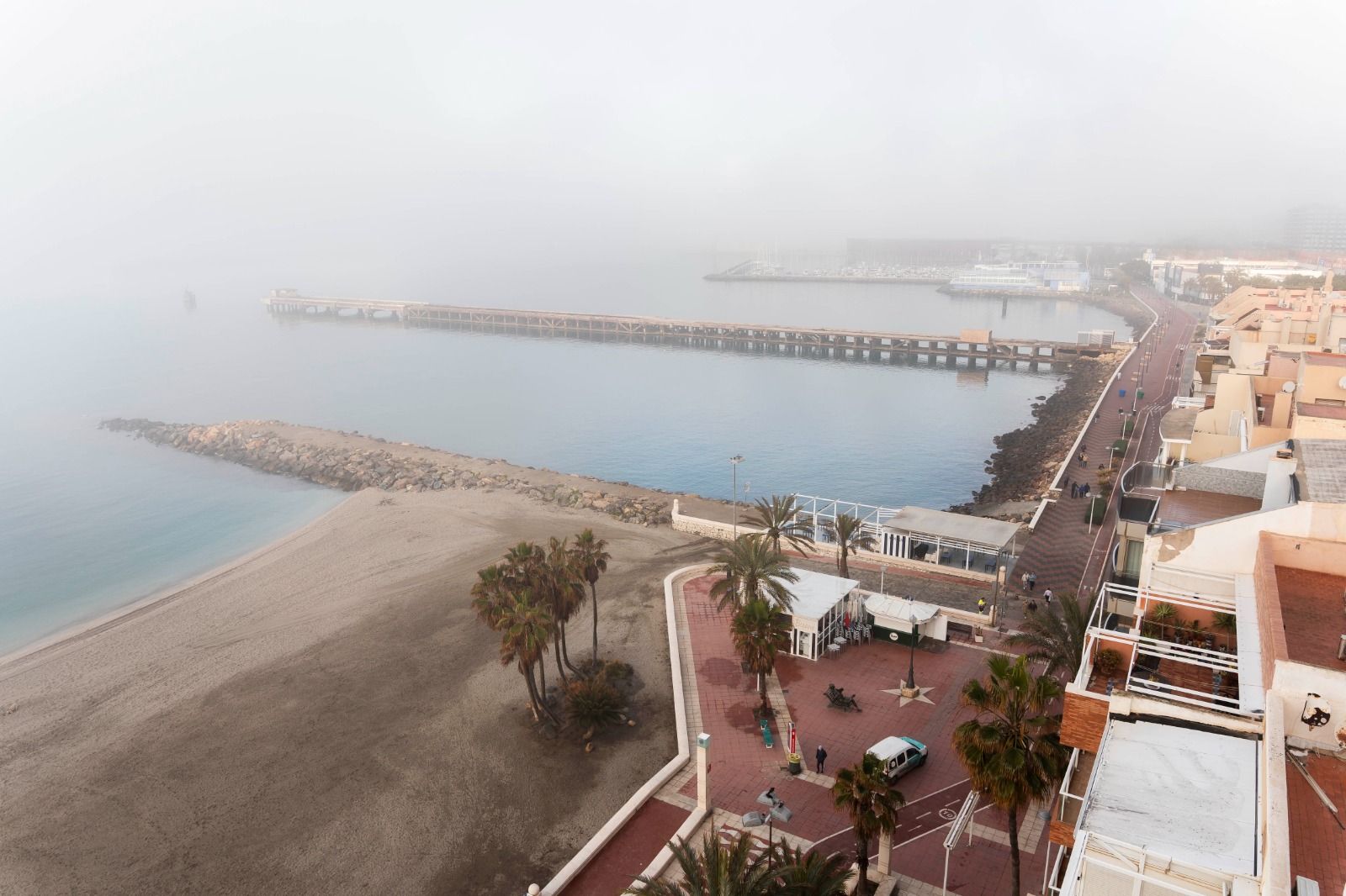 La playa en la niebla