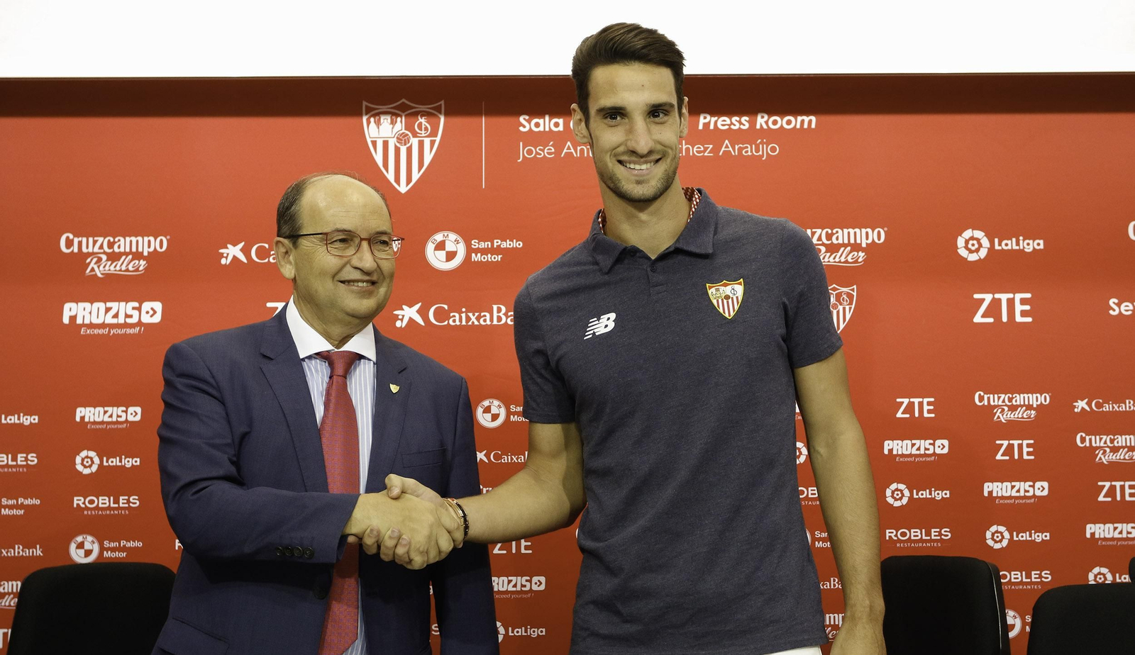José Castro estrecha la mano de Sergio Rico ante la prensa tras renovar su contrato hasta 2021.