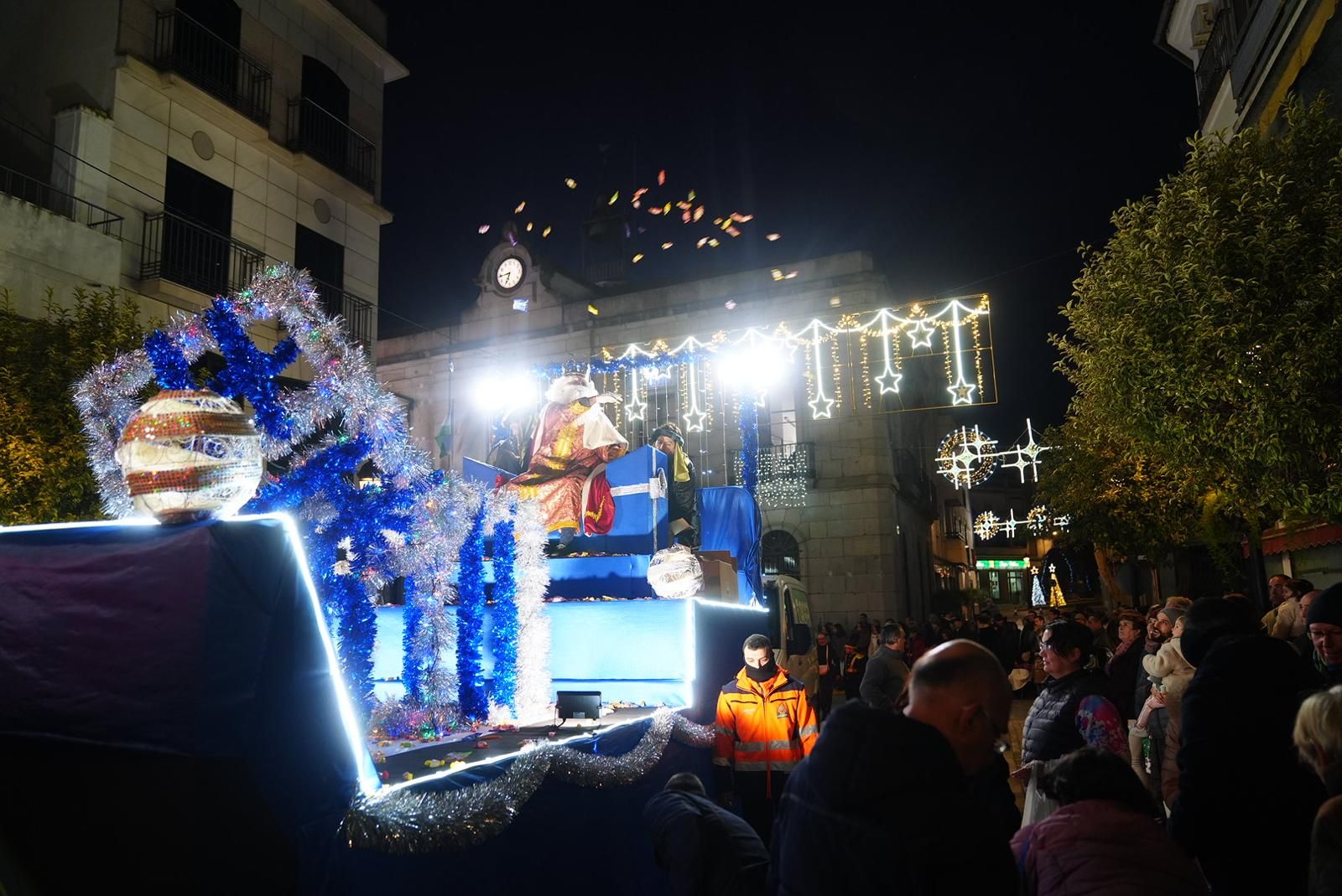 Melchor lanza caramelos en Pozoblanco.