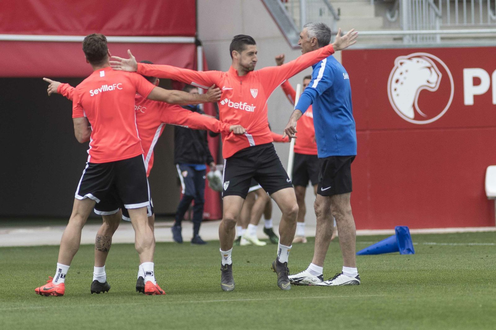 Escudero abre los brazos durante un juego en el calentamiento.