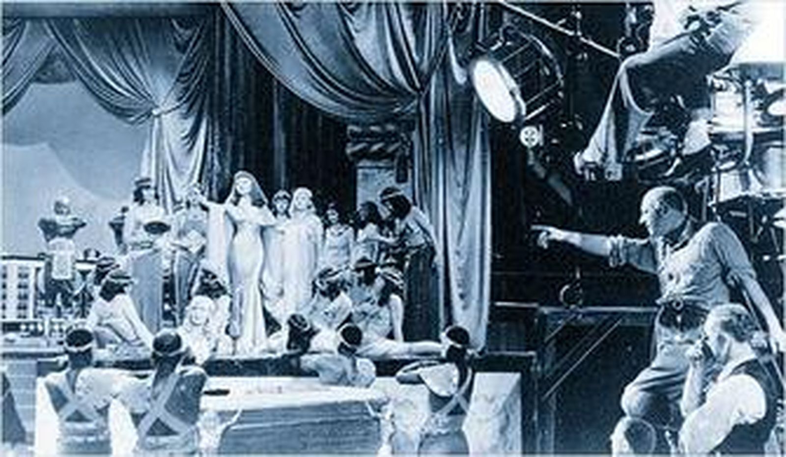 DeMille dirigiendo a Claudette Colbert en el papel de Cleopatra en 1934.