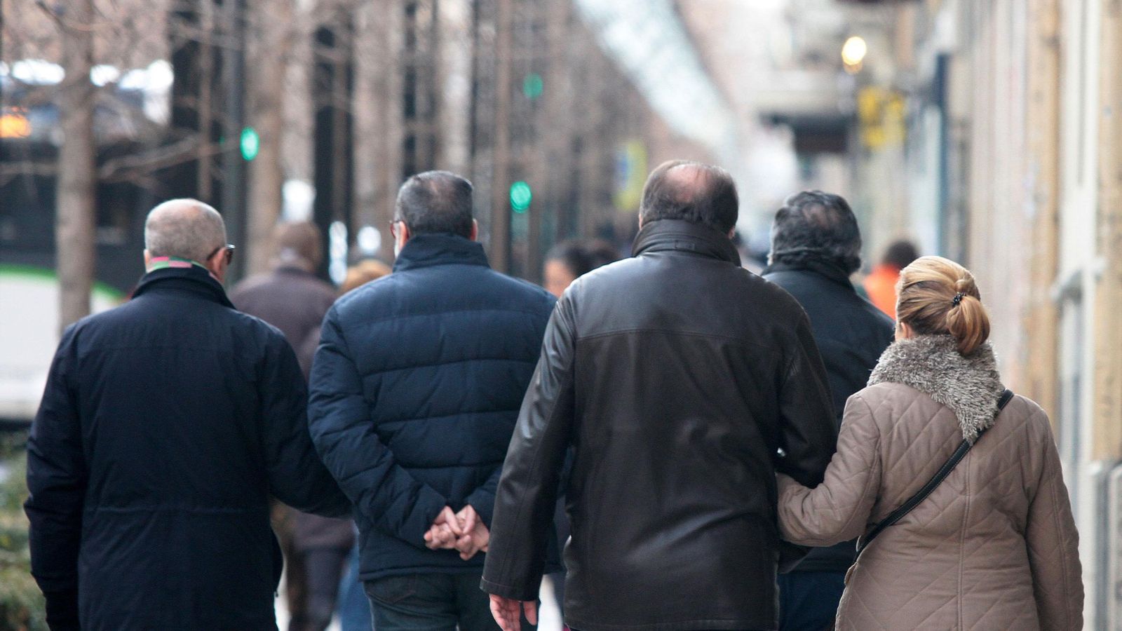 Un grupo de familias caminando por Granada