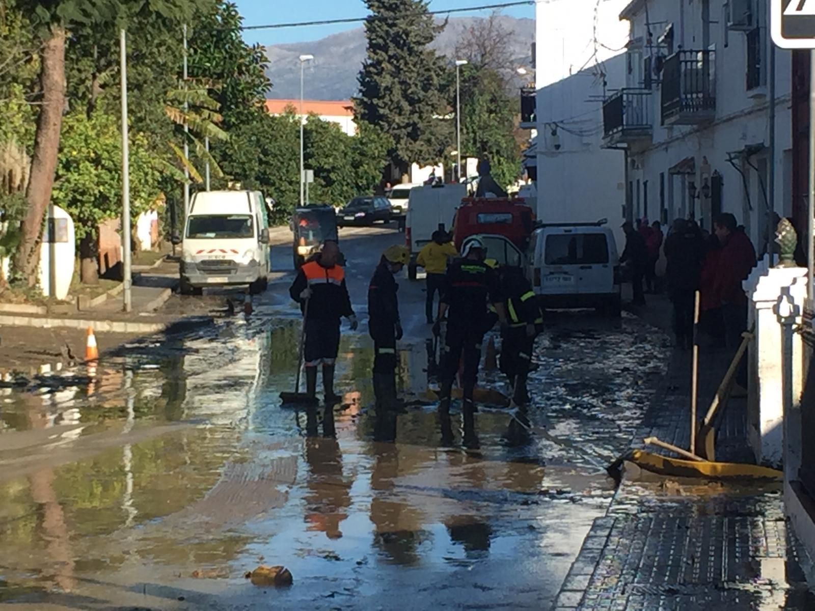 Imágenes de la inundación de El Trapiche, en Vélez-Málaga, por la rotura de una tubería del pantano de la Viñuela.