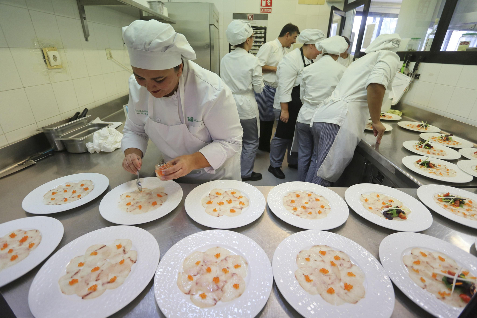 Alumnos de la Cónsula preparan algunos platos.
