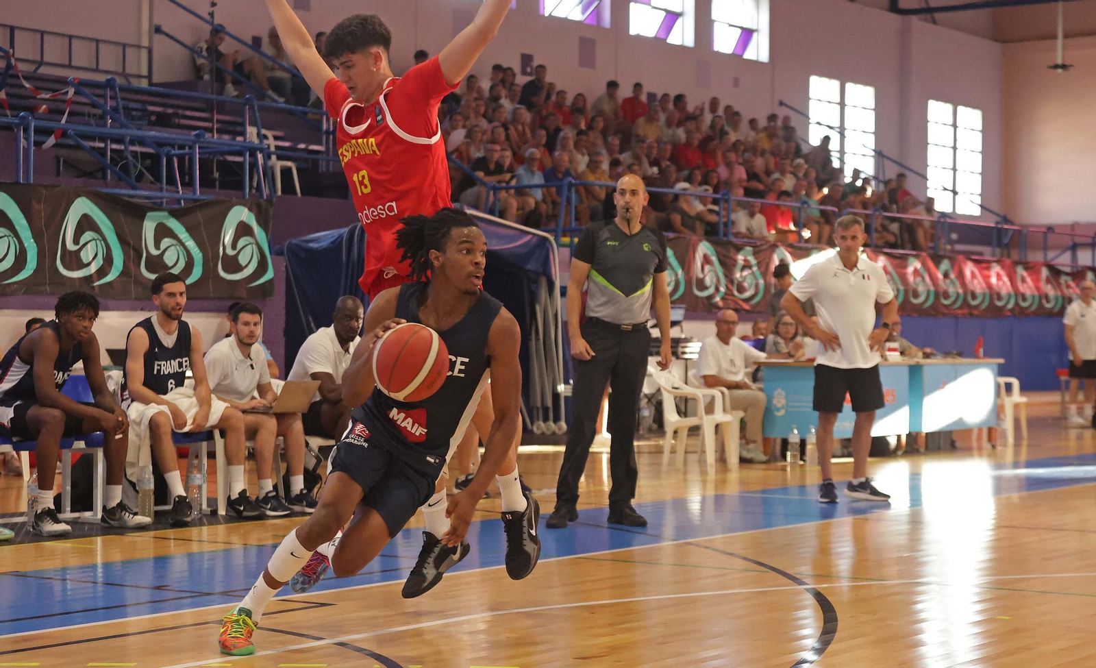 Fotos de la final del Torneo Internacional U20 de baloncesto entre España y Francia en La Línea